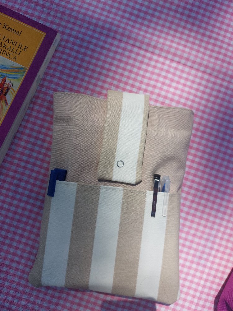 Bej çizgili kitap kılıfı
