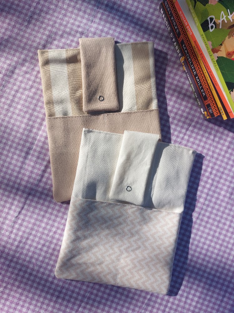Krem desenli kitap kılıfı