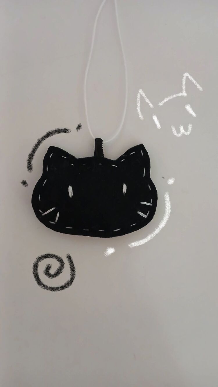 mini kedi charm ⬛