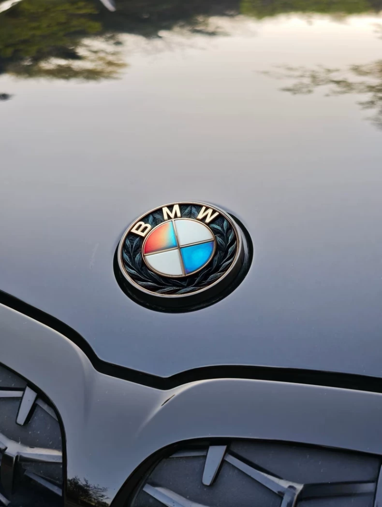 BMW 3D Kabartmalı Çelenk Motifli İridyum Amblem (Siyah & Gold)