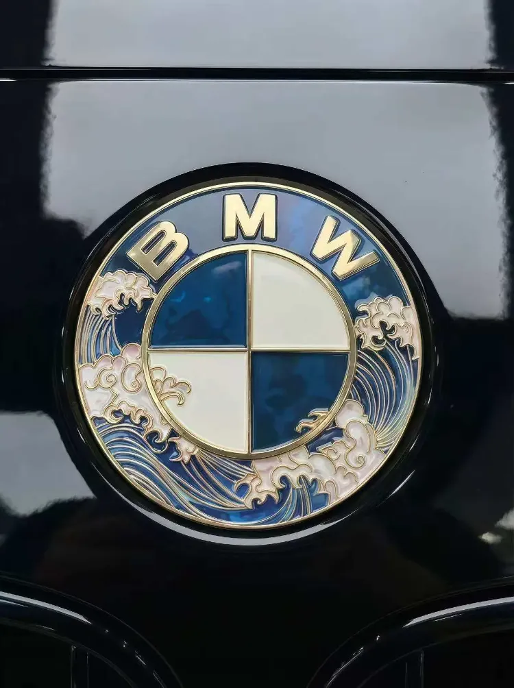 Imperium Garage® BMW Uyumlu Özel Seri Okyanus Dalga Motifli 3D Amblem (Altın/Lacivert)