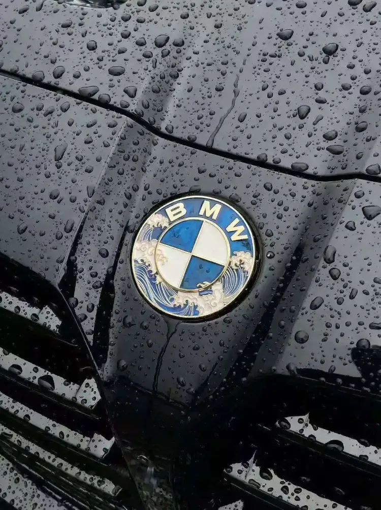 Imperium Garage® BMW Uyumlu Özel Seri Okyanus Dalga Motifli 3D Amblem (Altın/Lacivert)