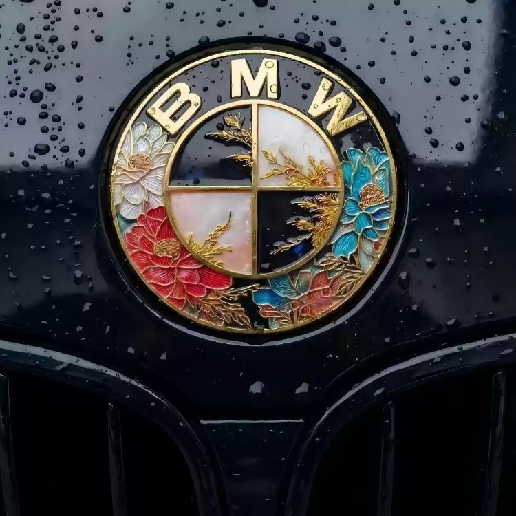 Imperium Garage® BMW Özel Seri Renkli Çiçek Motifli 3D Amblem (Siyah Zemin / Altın Detaylı)