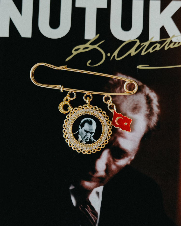 Atatürk Portreli Yaka Broşu-1
