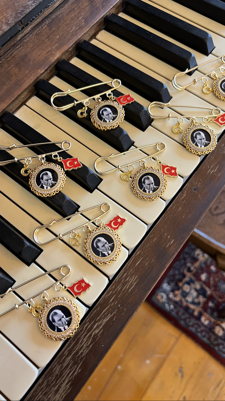 5 Adet Atatürk Portreli Yaka Broşu