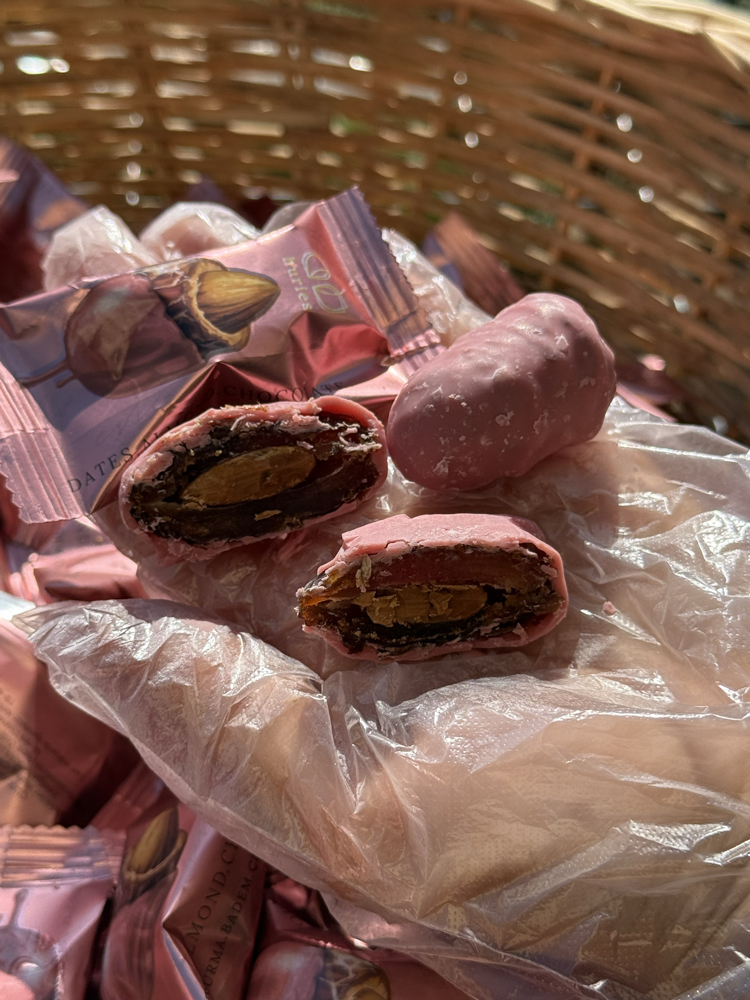 1 kg Bademli Çilekli Çikolatalı Hurma