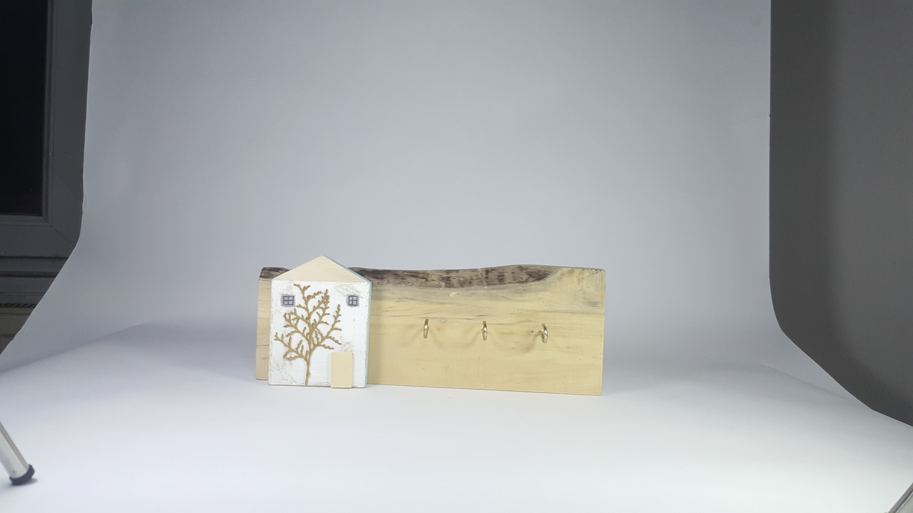 Ahşabın sıcaklığı ve doğallığı ile yapılmış 3 çengelli anahtarlık. 30x12x2 cm.