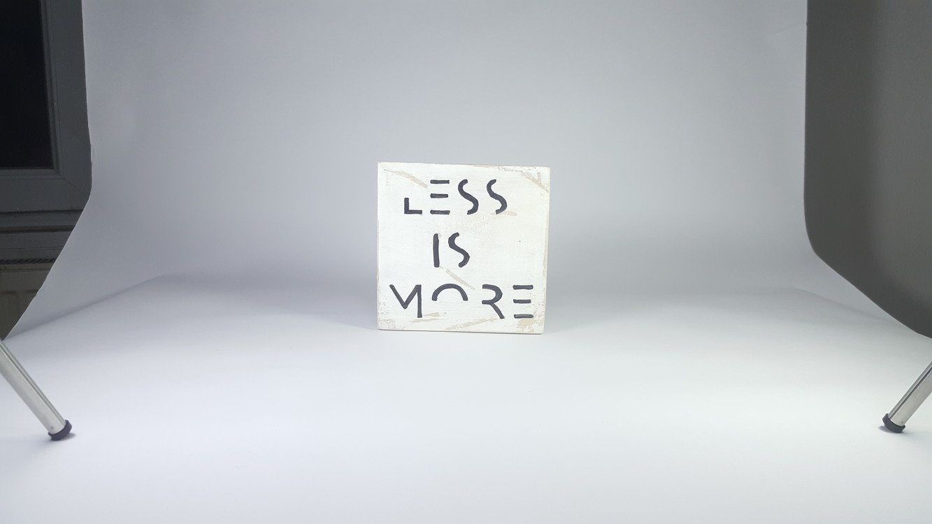 Less is More..El Yapımı Masif Ahşap Duvar Süsü - 15x15 cm