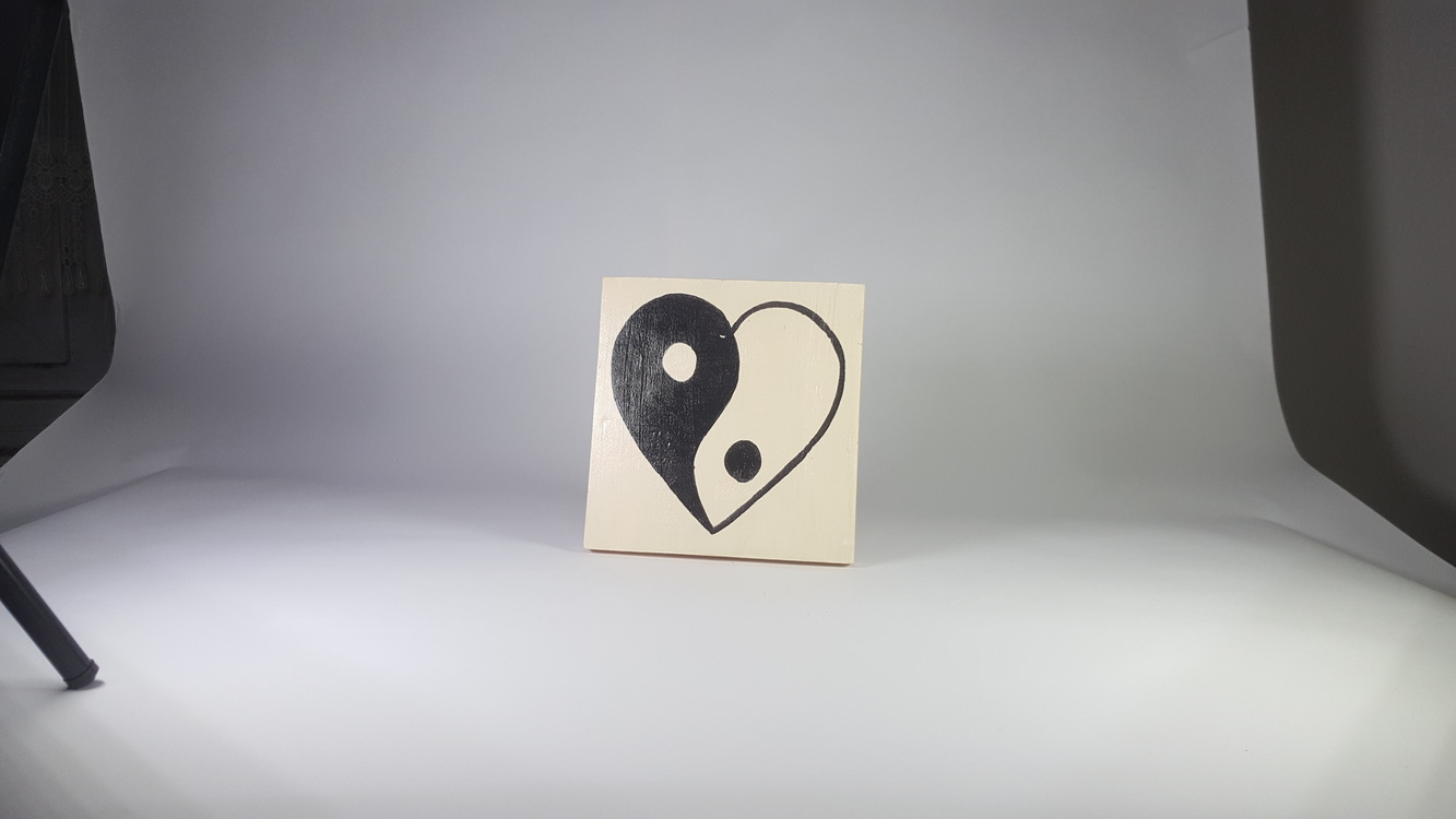 El Yapımı Masif Ahşap Duvar Süsü - 15x15 cm (Ying/Yang- Love)