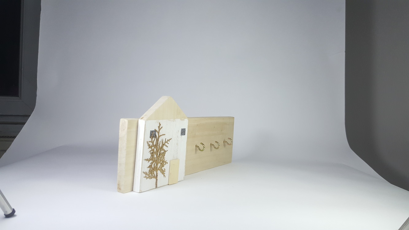 Ahşabın sıcaklığı ve doğallığı anahtarlık formunda işlendi.34x14x3 cm.