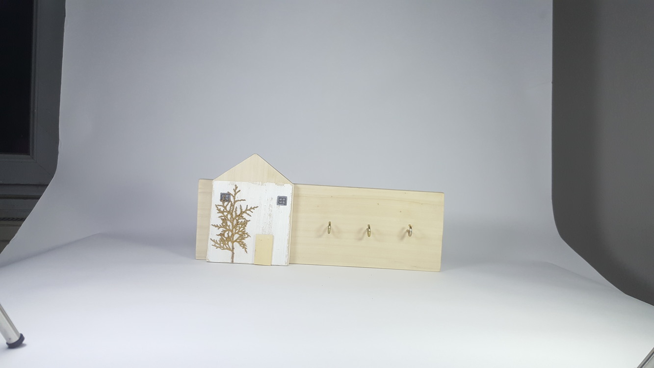 Ahşabın sıcaklığı ve doğallığı anahtarlık formunda işlendi.34x14x3 cm.