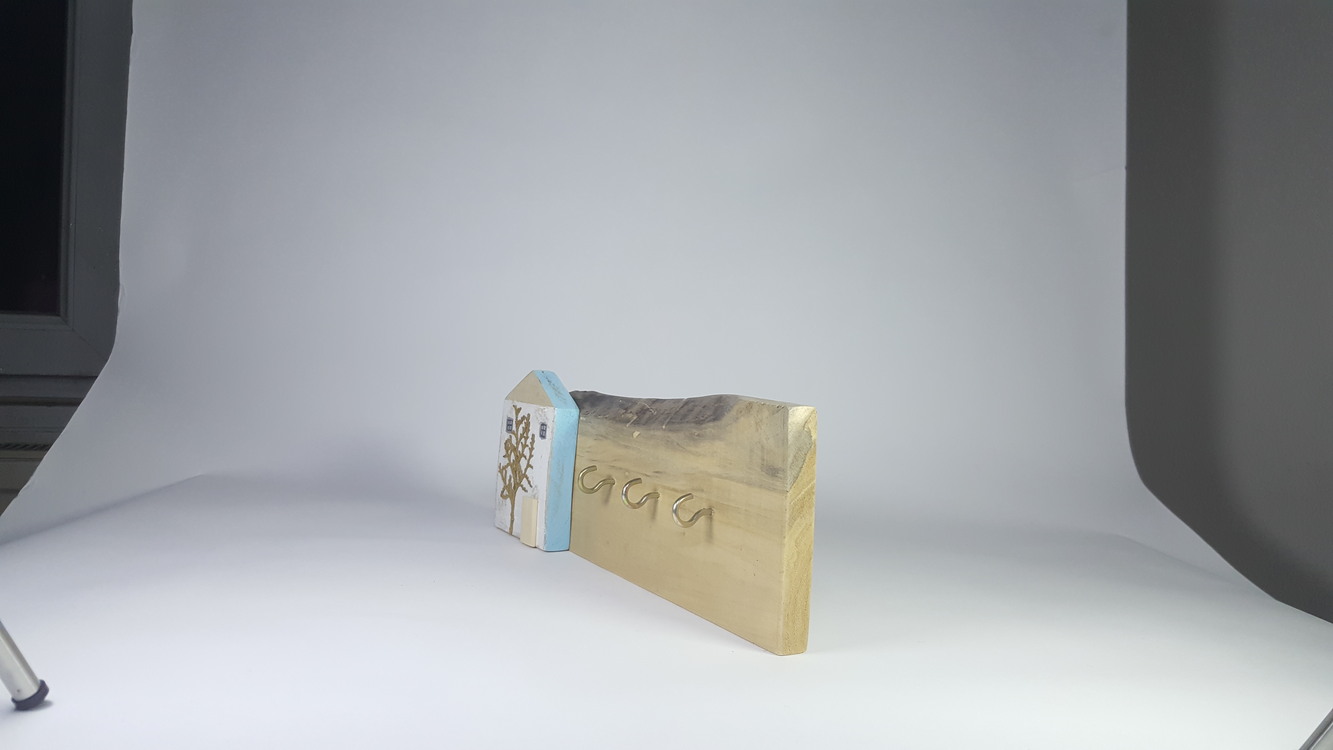 Ahşabın sıcaklığı ve doğallığı ile yapılmış 3 çengelli anahtarlık. 30x12x2 cm.
