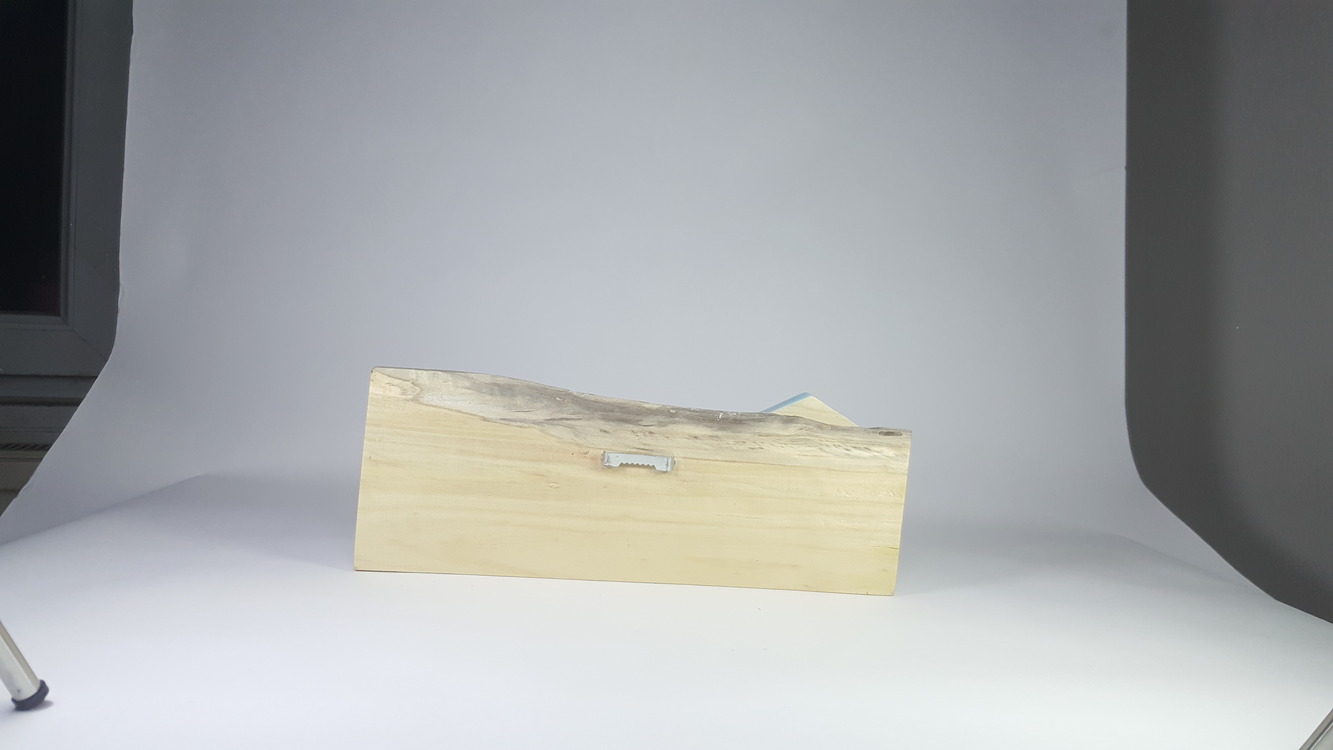 Ahşabın sıcaklığı ve doğallığı ile yapılmış 3 çengelli anahtarlık. 30x12x2 cm.