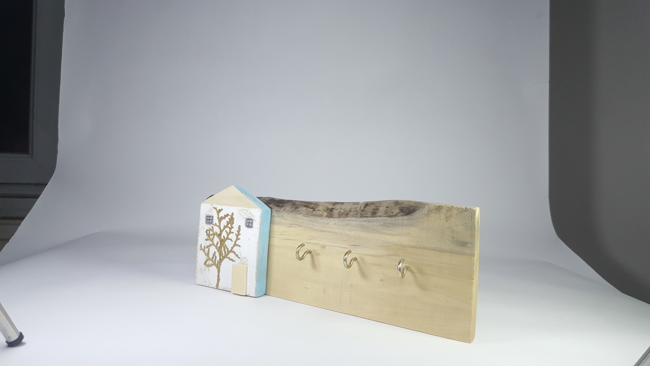 Ahşabın sıcaklığı ve doğallığı ile yapılmış 3 çengelli anahtarlık. 30x12x2 cm.