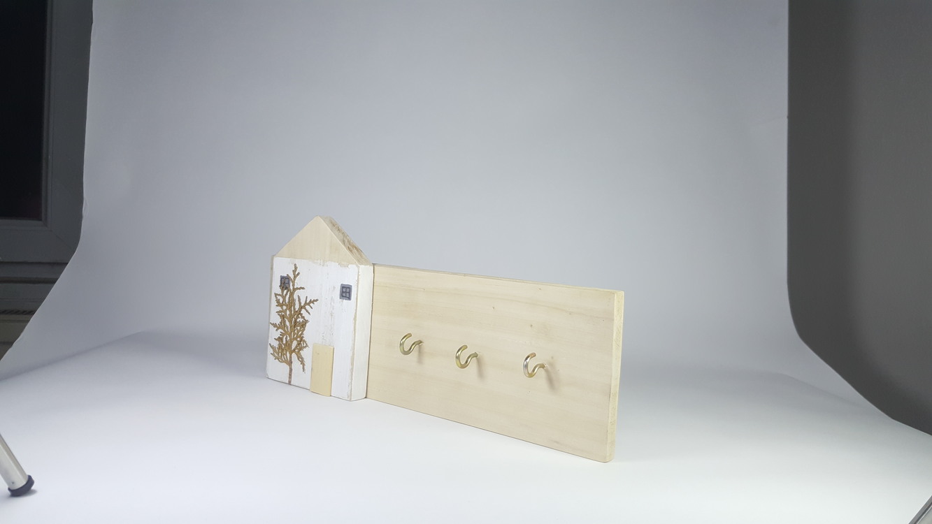 Ahşabın sıcaklığı ve doğallığı anahtarlık formunda işlendi.34x14x3 cm.