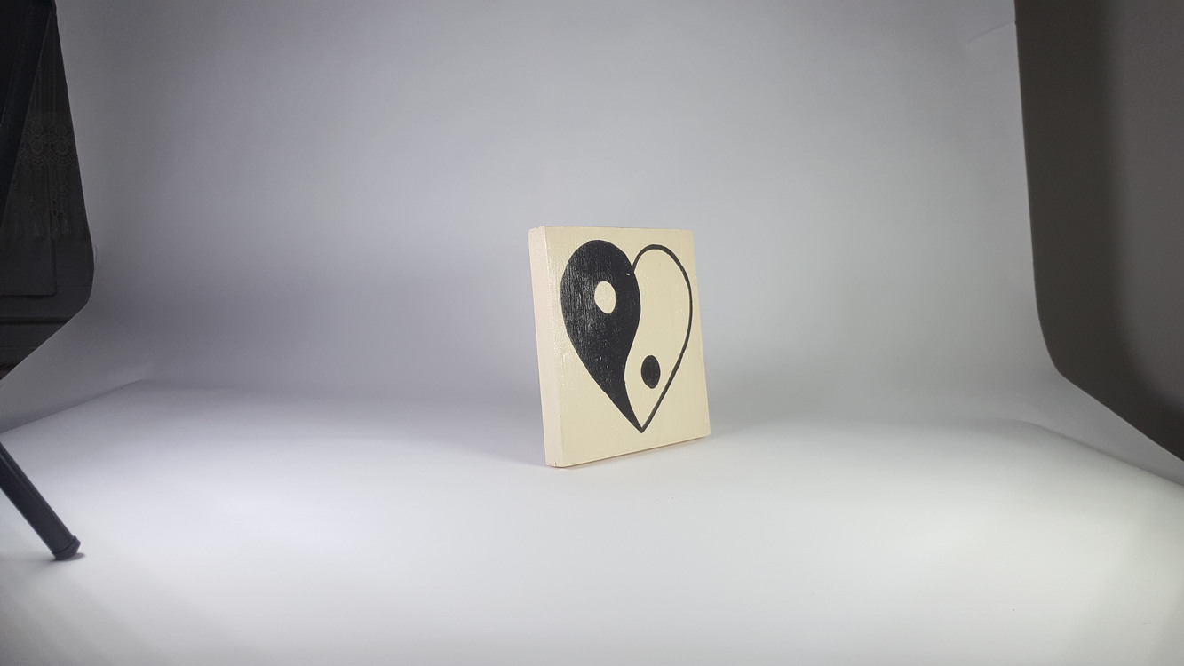 El Yapımı Masif Ahşap Duvar Süsü - 15x15 cm (Ying/Yang- Love)