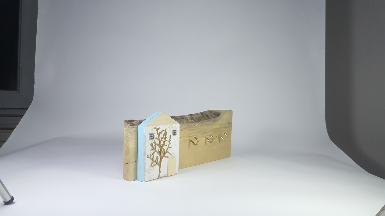 Ahşabın sıcaklığı ve doğallığı ile yapılmış 3 çengelli anahtarlık. 30x12x2 cm.