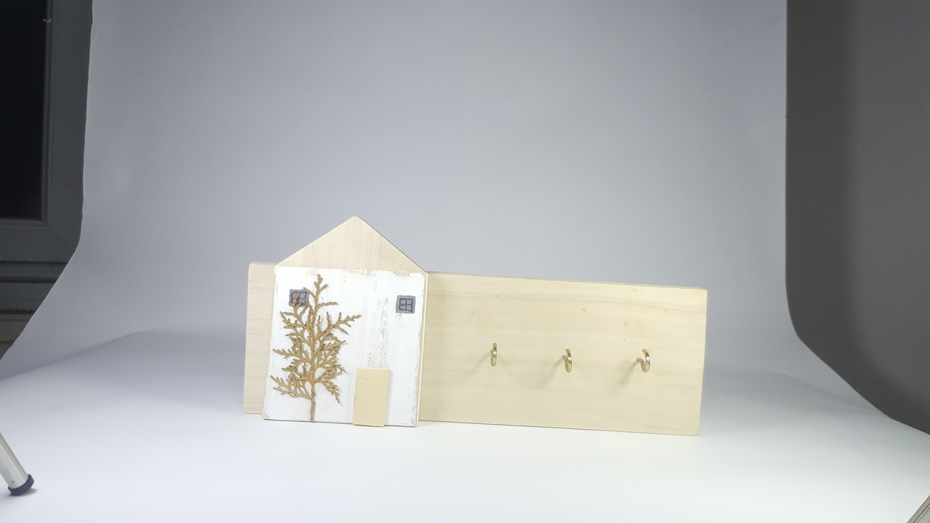 Ahşabın sıcaklığı ve doğallığı anahtarlık formunda işlendi.34x14x3 cm.