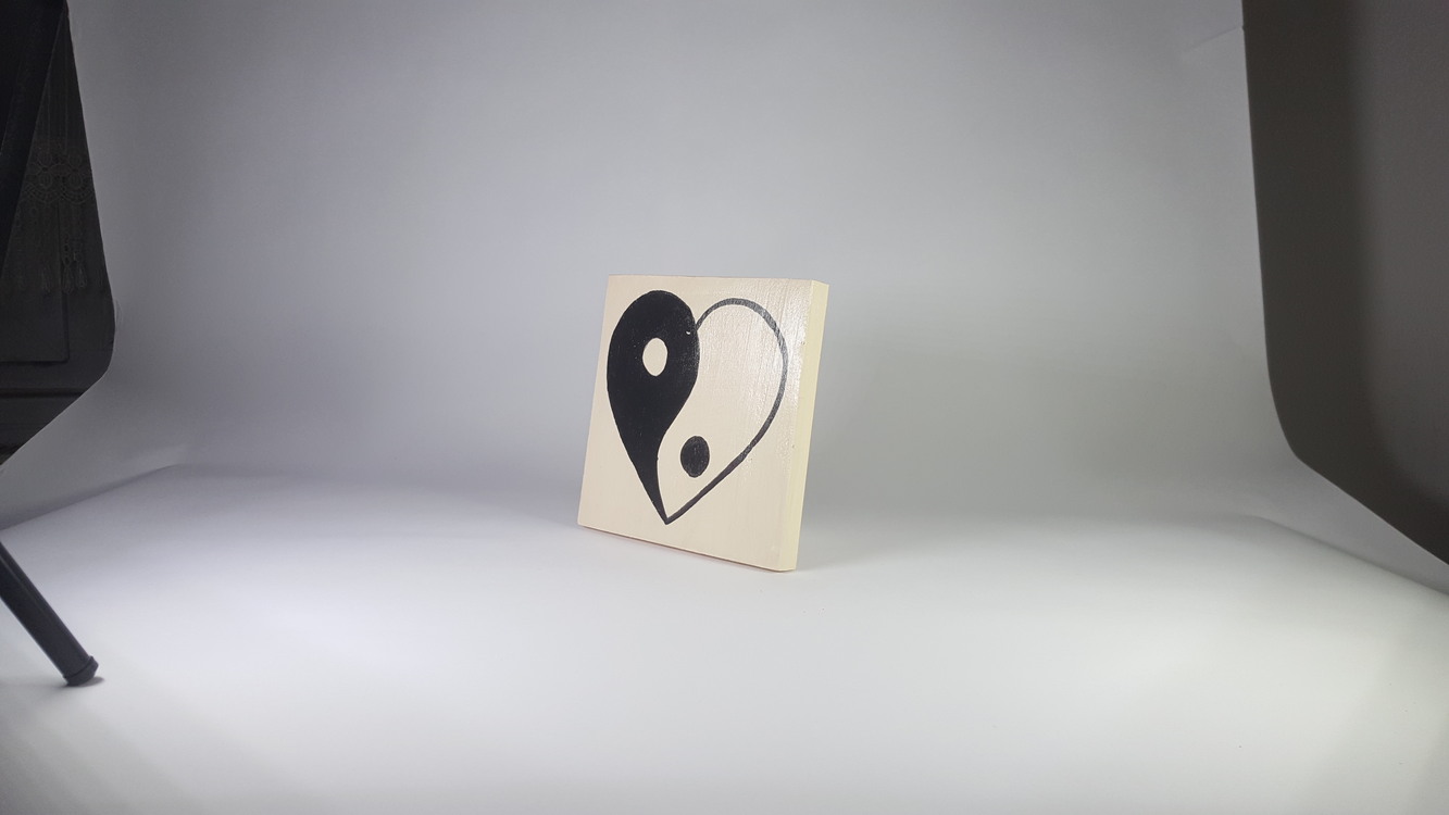 El Yapımı Masif Ahşap Duvar Süsü - 15x15 cm (Ying/Yang- Love)