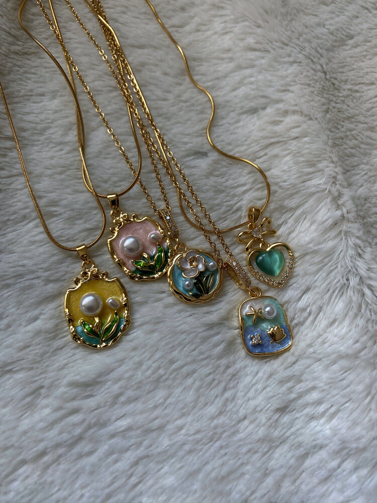 Vintage Charm Model Kare Çerçeve Çelik Kolye