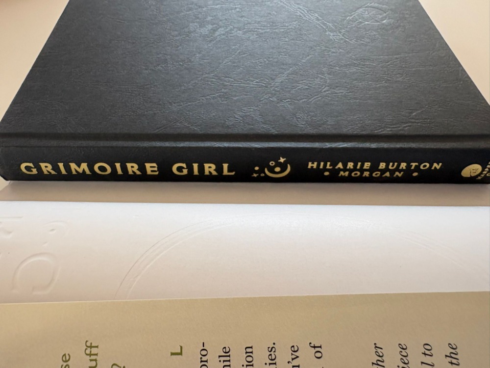 Grimoire Girl: Büyü ve Yaramazlığın Mirasını Yaratmak (Karton Kapak, Ciltli)
