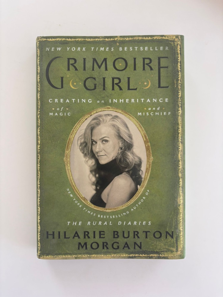 Grimoire Girl: Büyü ve Yaramazlığın Mirasını Yaratmak (Karton Kapak, Ciltli)