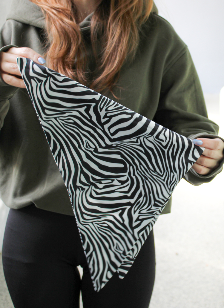 Stria Saten Üçgen Şal/ Satin Triangle Wrap