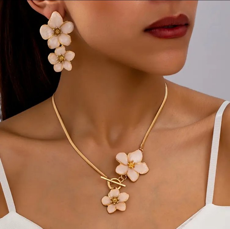 “Bloom Elegance Çiçek Set – Kolye & Küpe”