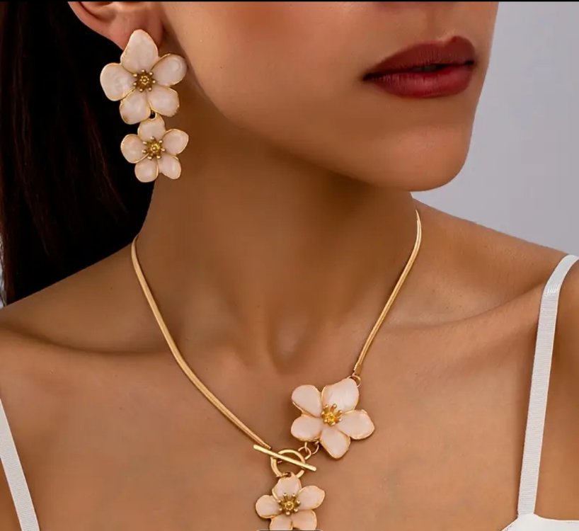 “Bloom Elegance Çiçek Set – Kolye & Küpe”