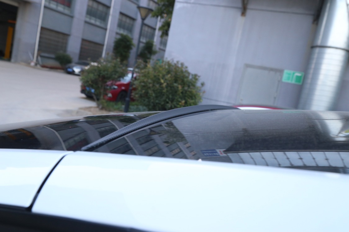 Tesla Model Y Mat Karbon Bagaj Kapağı Üst Çıtası