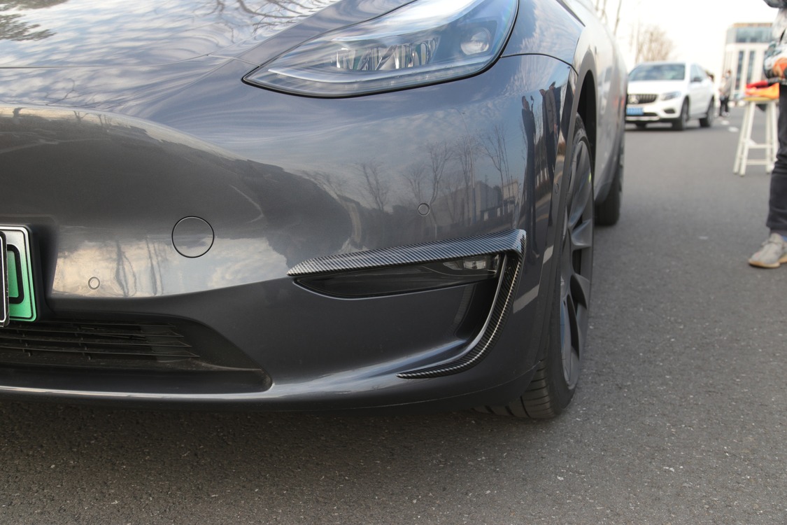 Tesla Model Y Ön Sis Lambası Kaşı Karbon Kaplama, 2 Adet Set Olarak, Mat Siyah Renk
