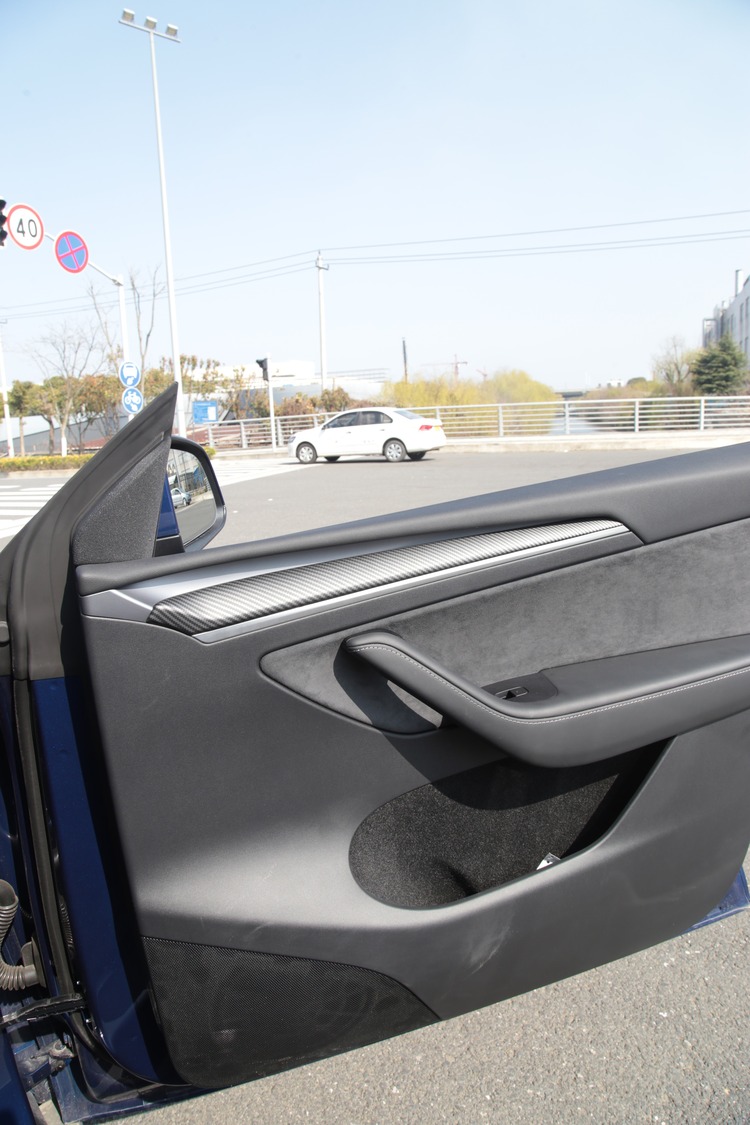 Tesla Model Y Ön Kapı Dekoratif Siyah Mat Karbon Kaplama 2'Lİ SET