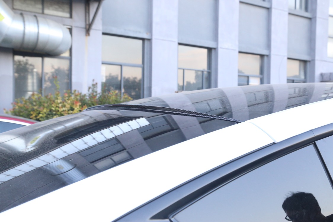 Tesla Model Y Mat Karbon Bagaj Kapağı Üst Çıtası