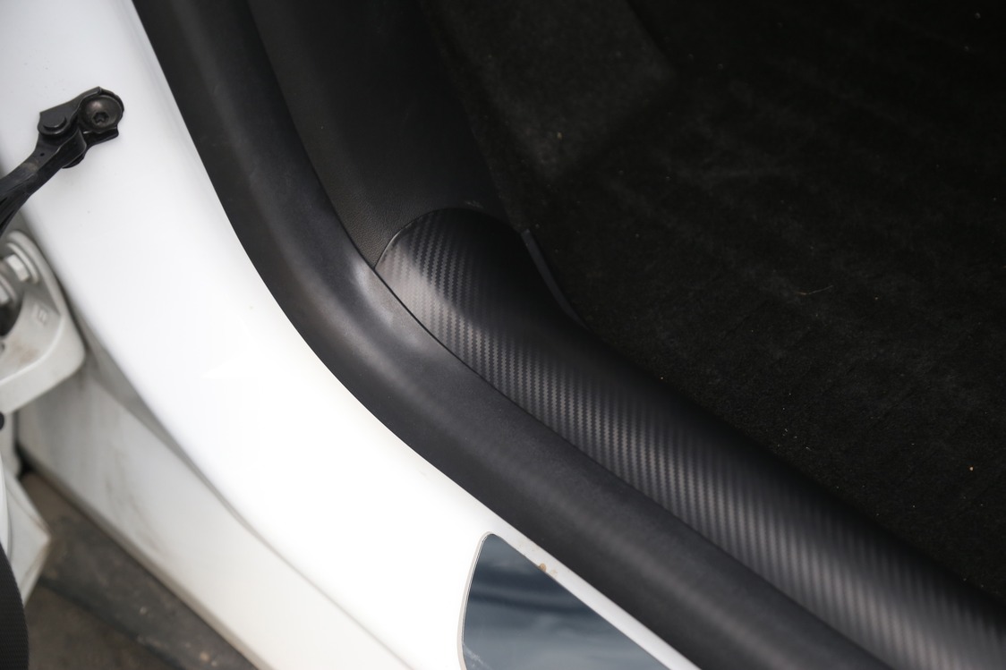 Tesla Model Y Ön Kapılar için Çizilmez ve Dayanıklı Kapı Eşiği Bakaliti