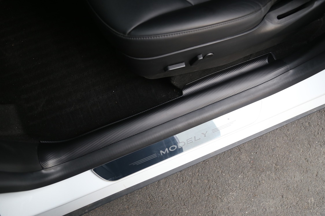 Tesla Model Y Ön Kapılar için Çizilmez ve Dayanıklı Kapı Eşiği Bakaliti