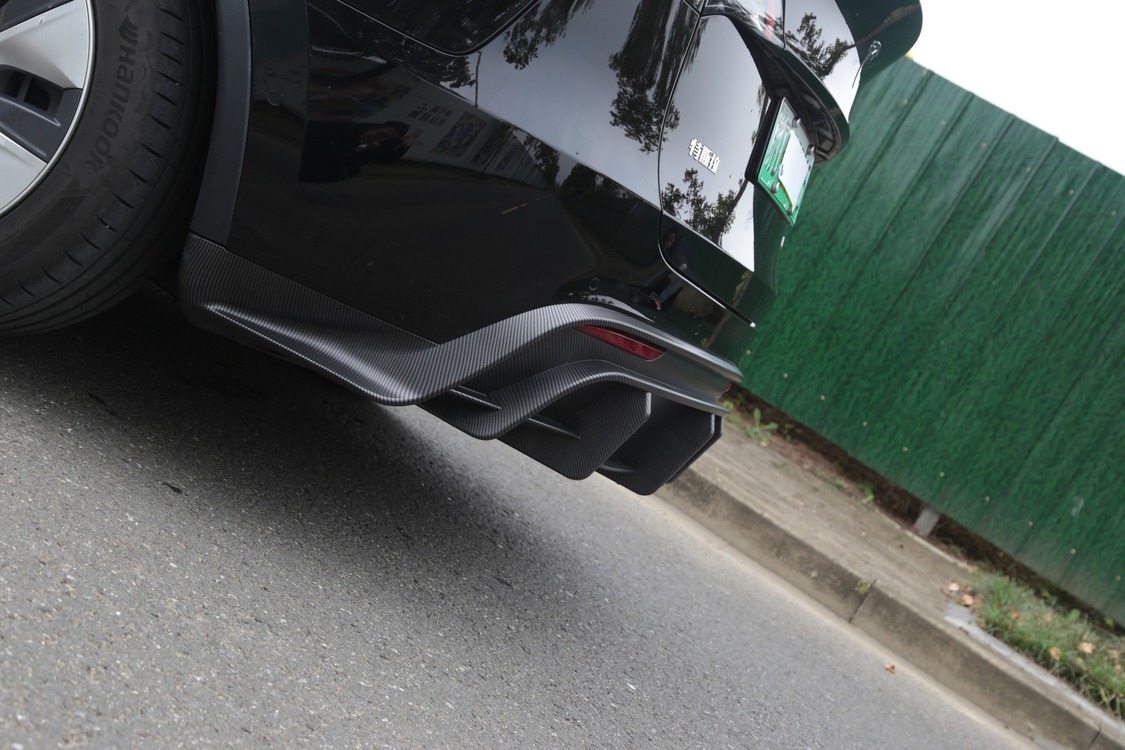 Tesla Model Y Arka Tampon Spoyleri, Arka Difüzör, Siyah Mat Karbon
