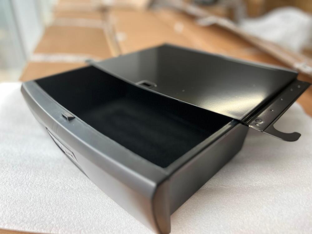 Model Y Ön Koltuklar Altı 6 Lt. KİLİTLİ Metal Kapaklı KAYMAZ YÜZEYLİ Saklama Alanı , SİYAH