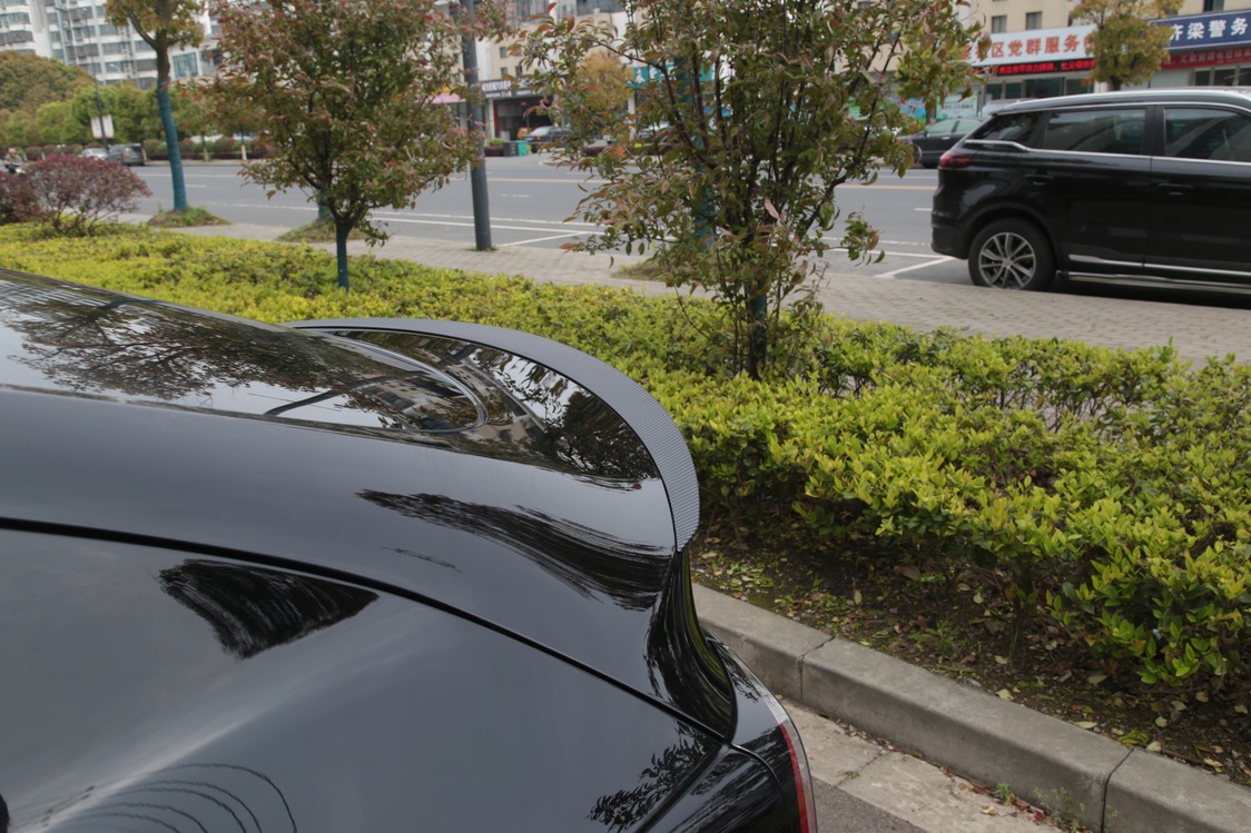 Tesla Model Y Arka Tampon Orijinal Tip Spoyleri Mat Karbon, Siyah Renk