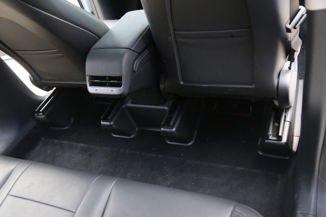 Tesla Model Y Arka Koltuklar Kenarları Koruyucu Panel Bakaliti, 3 Adet Set Olarak, Siyah Renk