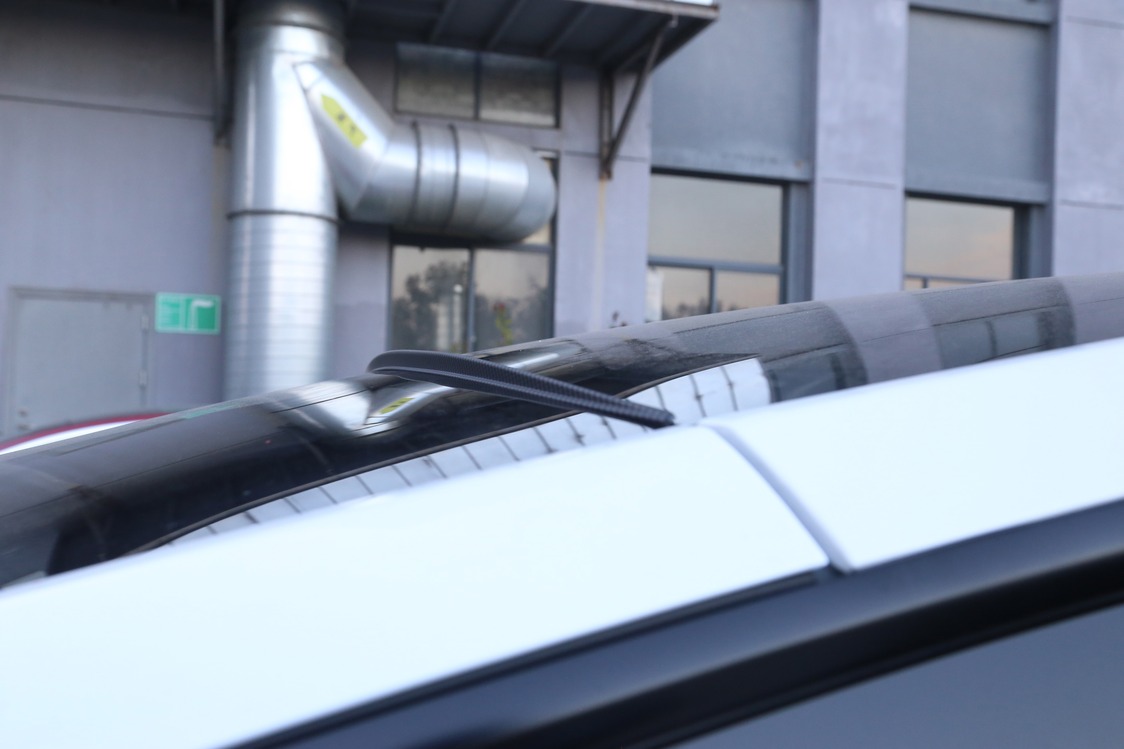 Tesla Model Y Mat Karbon Bagaj Kapağı Üst Çıtası