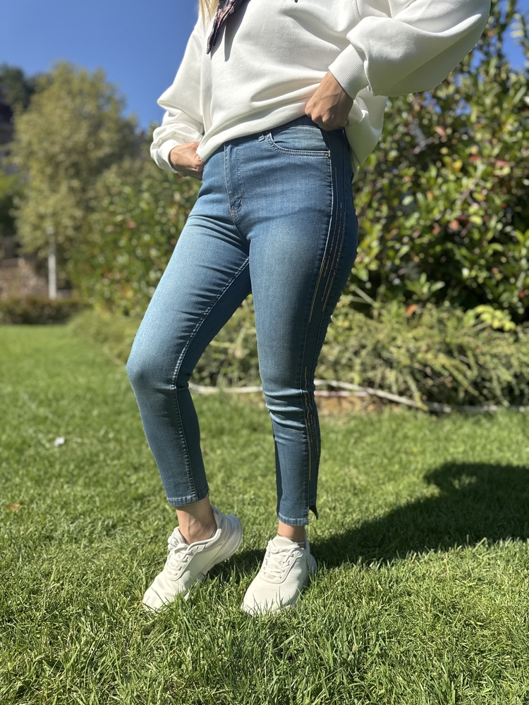 Yanlar Payet ve Pencere Detaylı Mavi Pantolon