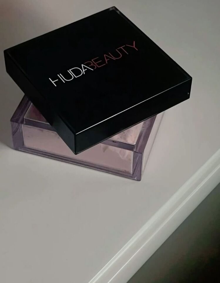 HUDA BEAUTY PUDRA 