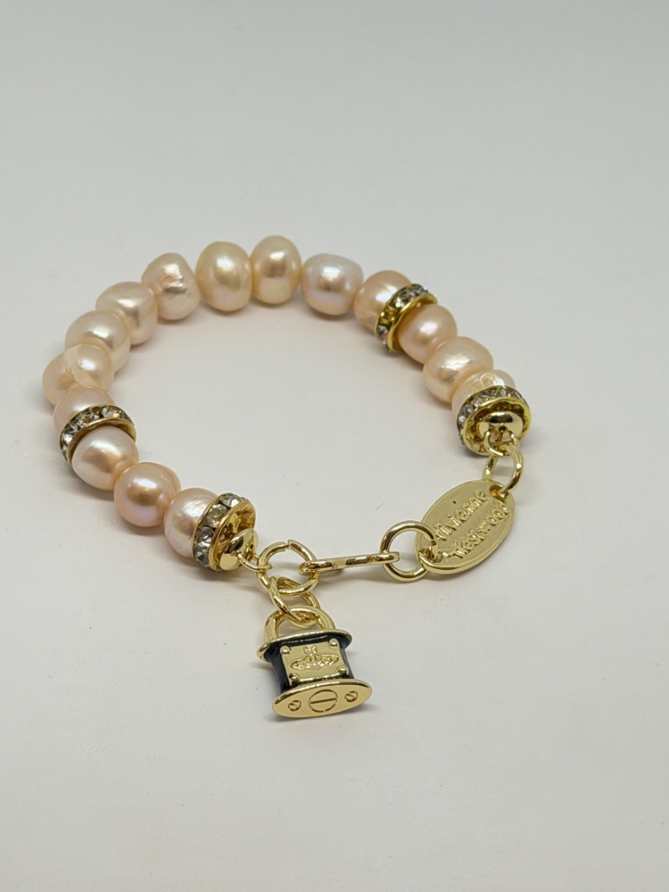Pembe Tatlı Su İnci Bileklik – Gold Çelik Kilit Charm Detaylı Şık Kadın Bileklik