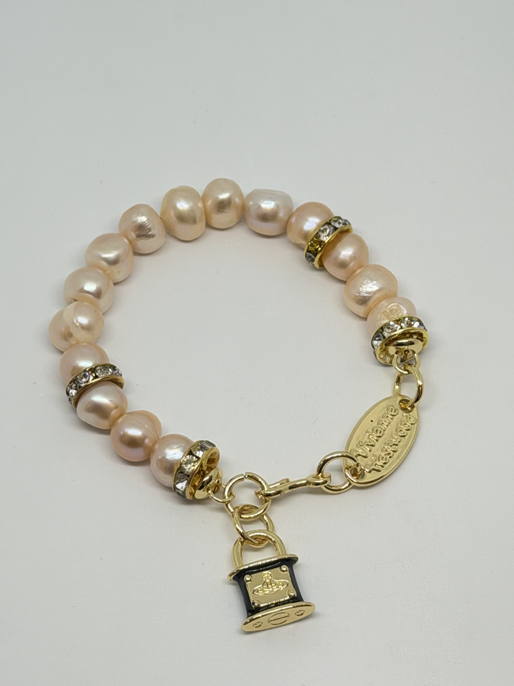 Pembe Tatlı Su İnci Bileklik – Gold Çelik Kilit Charm Detaylı Şık Kadın Bileklik