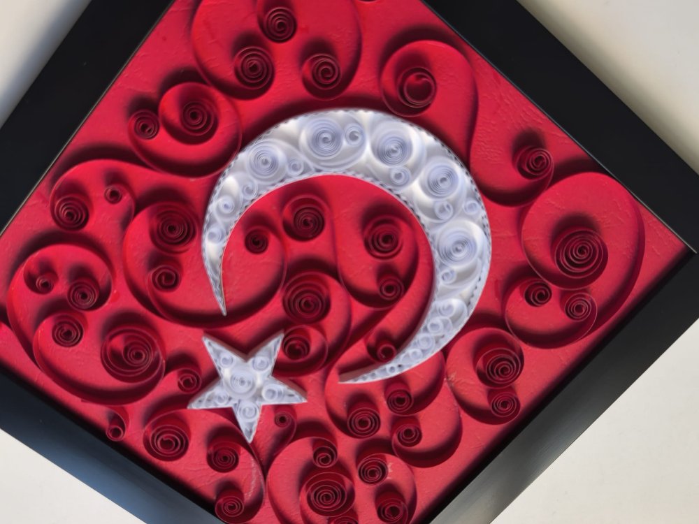 El Yapımı Kağıt Kıvırma (Quilling) Ay Yıldızlı Türk Bayrağı Tablosu