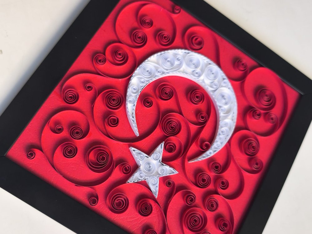 El Yapımı Kağıt Kıvırma (Quilling) Ay Yıldızlı Türk Bayrağı Tablosu