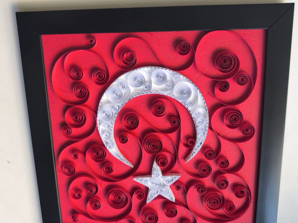 El Yapımı Kağıt Kıvırma (Quilling) Ay Yıldızlı Türk Bayrağı Tablosu