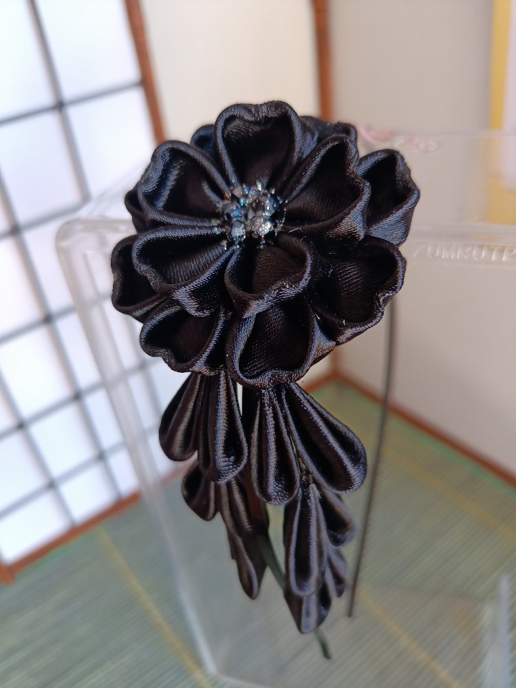 Katmerli Sakura Taç Siyah
