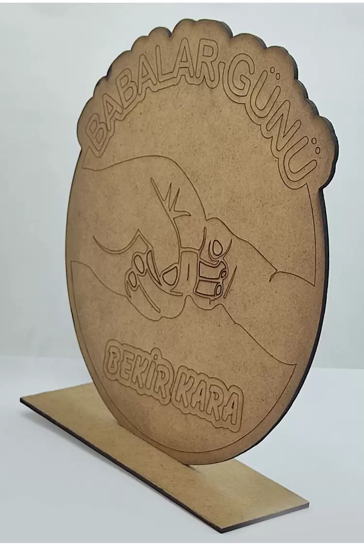 BABALAR GÜNÜ İÇİN İSİM YAZILI MDF AHŞAP GÖRÜNÜMLÜ MASA YAZISI 23X24CM