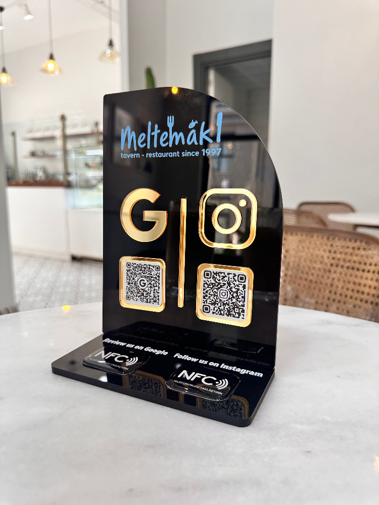 Çift QR & NFC Özellikli PleksiGlass Stant Yelken Tasarımlı